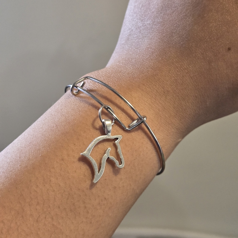 🍒🍒 Silver Horse Charm Bangle Bracelet - Picture 3 of 4